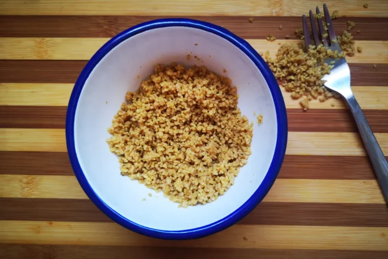 Cuscús cocido en bol, cómo cocinarlo método fácil con agua hirviendo paso a paso
