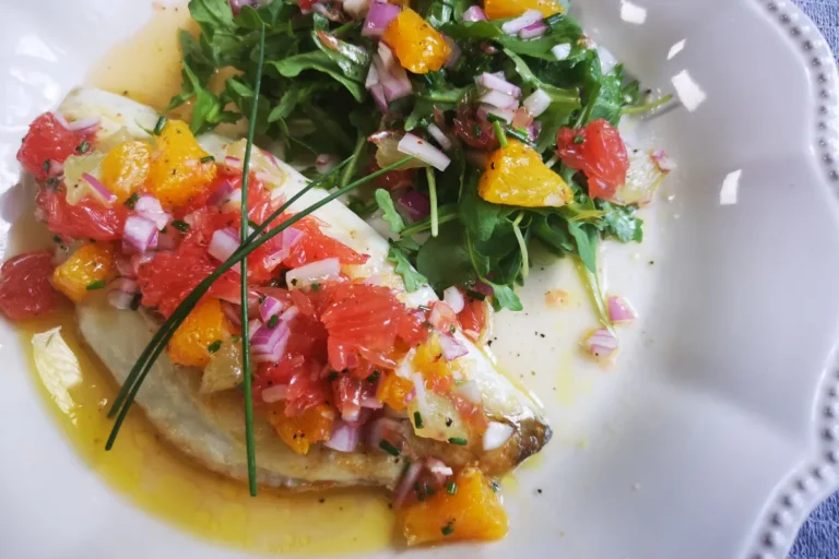 Filete de dorada jugoso a la plancha con salsa cítrica de naranja y limón, receta ligera rica en vitamina C
