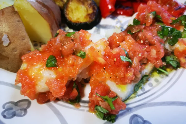 Bacalao al vapor con salsa fresca de tomate y albahaca, plato ligero bajo en calorías