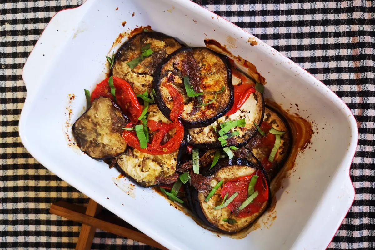 Capas de berenjena, tomate y anchoas horneadas, receta mediterránea baja en calorías
