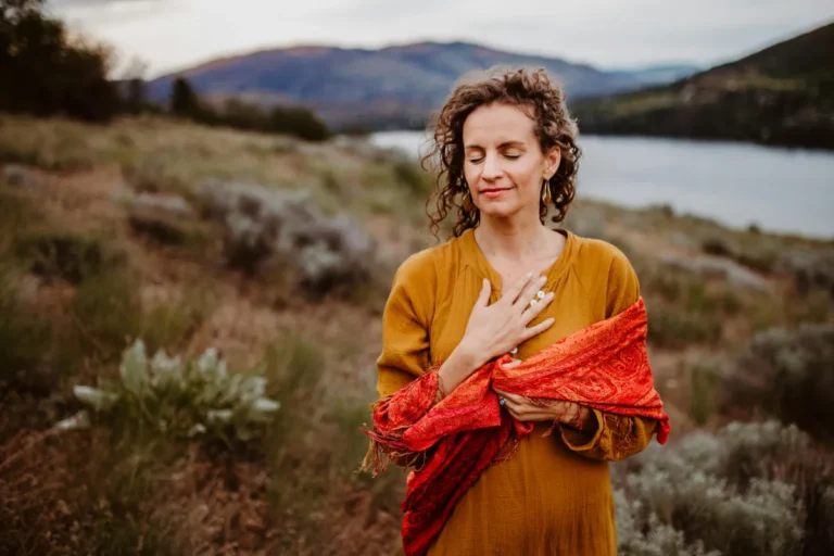 Mujer meditando en postura mindfulness atención plena para calmar mente y alcanzar paz interior bienestar