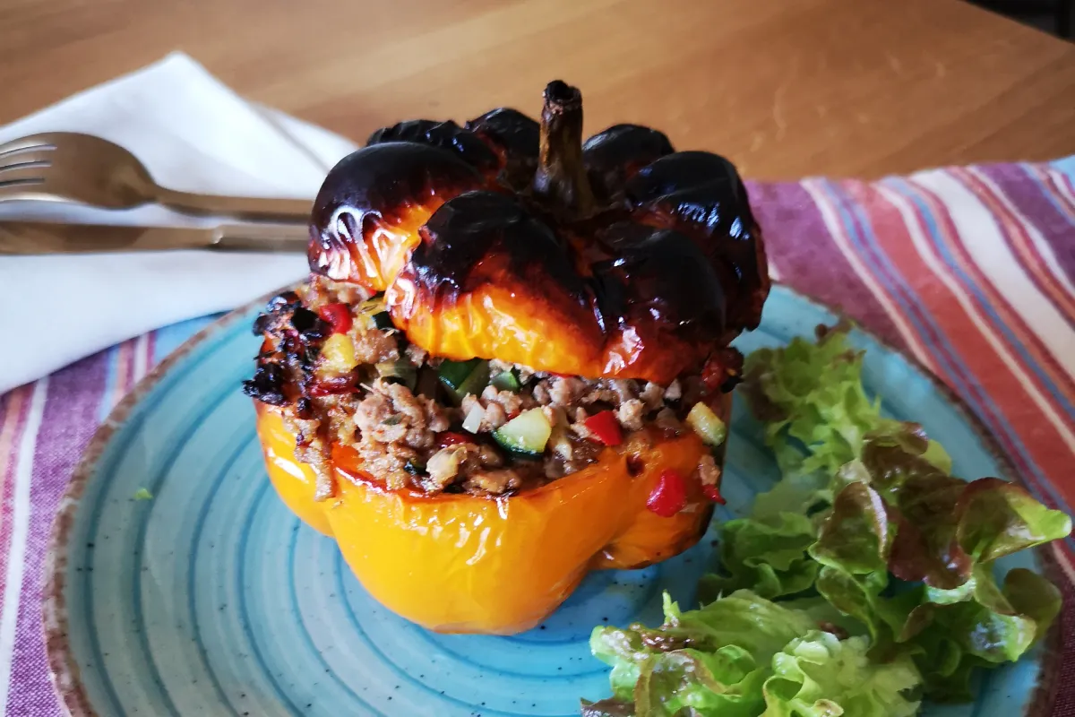 Pimiento rojo relleno de ternera picada con verduras de temporada, receta baja en carbohidratos.