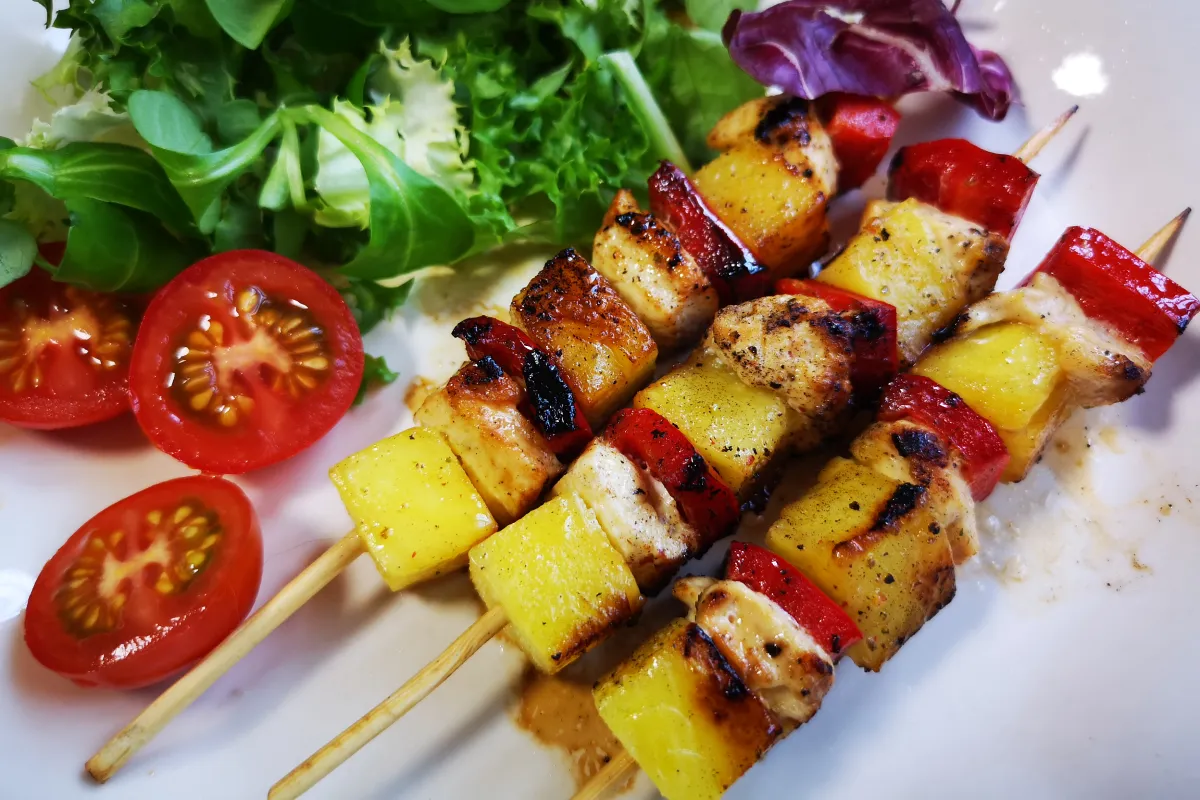 Pechuga de pollo con piña y pimiento rojo en brochetas, receta jugosa y digestiva
