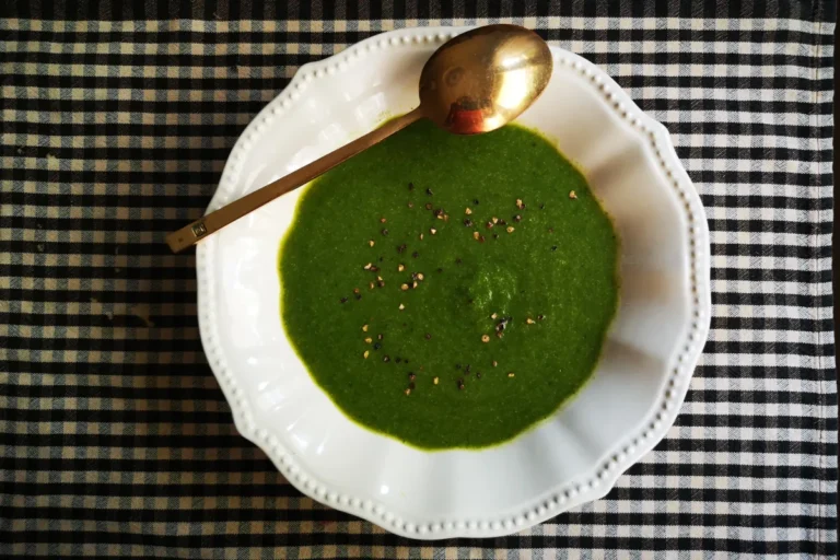 Crema verde de espinacas y verduras, rica en ácido fólico y nitratos naturales para salud cardiovascular