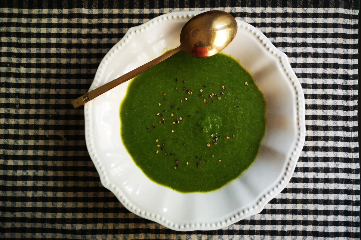 Crema verde de espinacas y verduras, rica en ácido fólico y nitratos naturales para salud cardiovascular