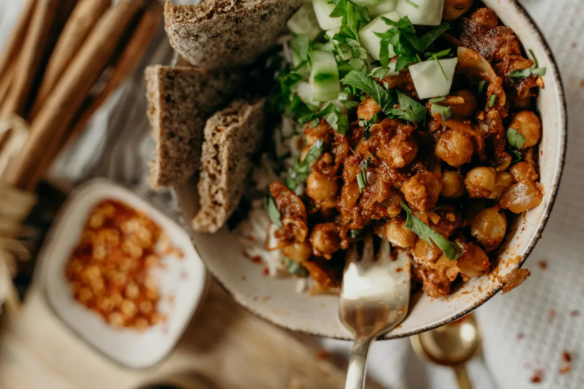 Legumbres y cereales variados como fuente proteína vegetal completa para dieta vegana equilibrada
