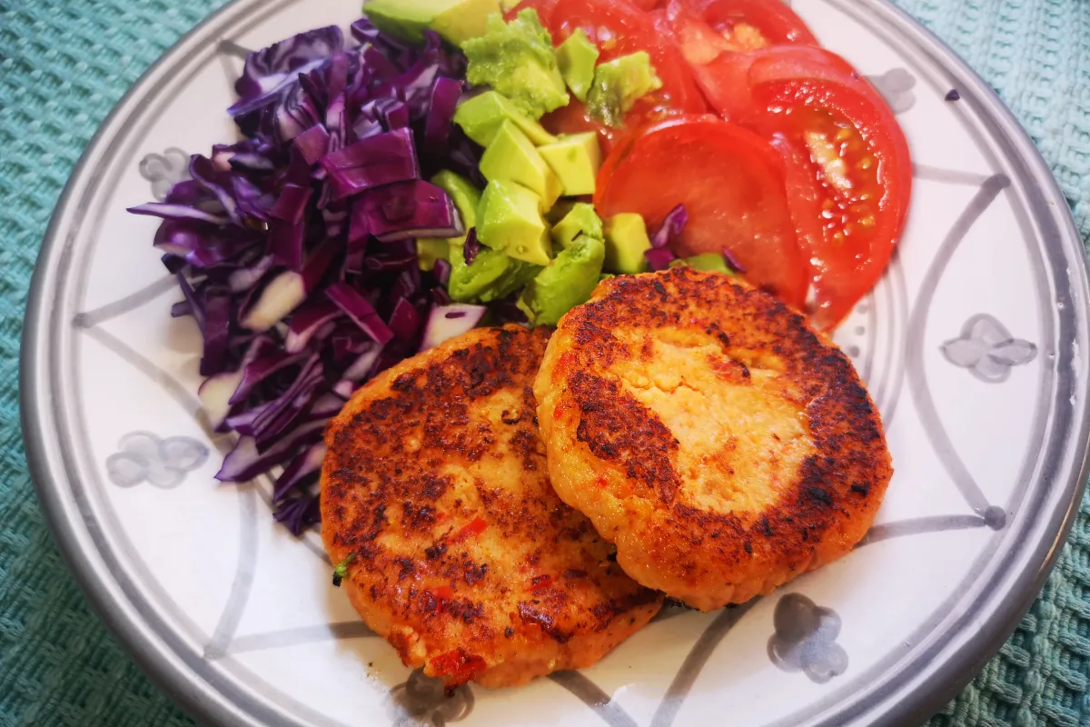 Hamburguesas de pescado caseras con merluza y verduras, receta saludable y fácil
