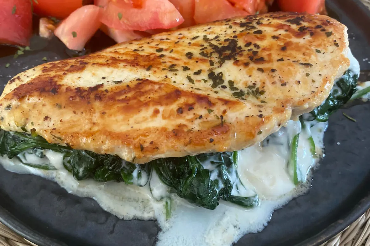 Pechuga de pollo jugosa rellena con espinacas y queso crema, fácil y saludable