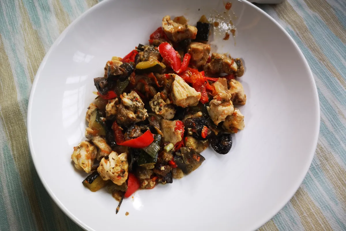 Pollo tierno al horno con berenjena, calabacín, pimiento y tomate, plato todo en uno