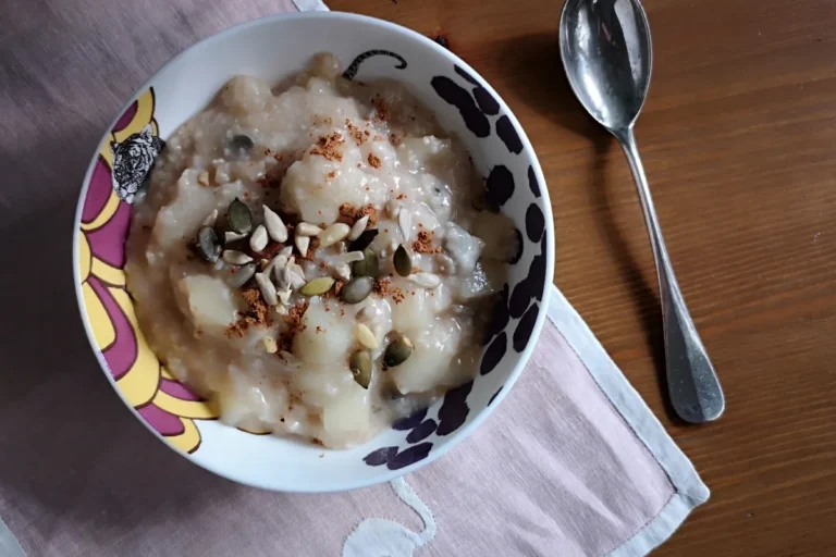 Porridge de avena con compota de pera, nueces y arándanos, desayuno saciante alto en fibra betaglucanos