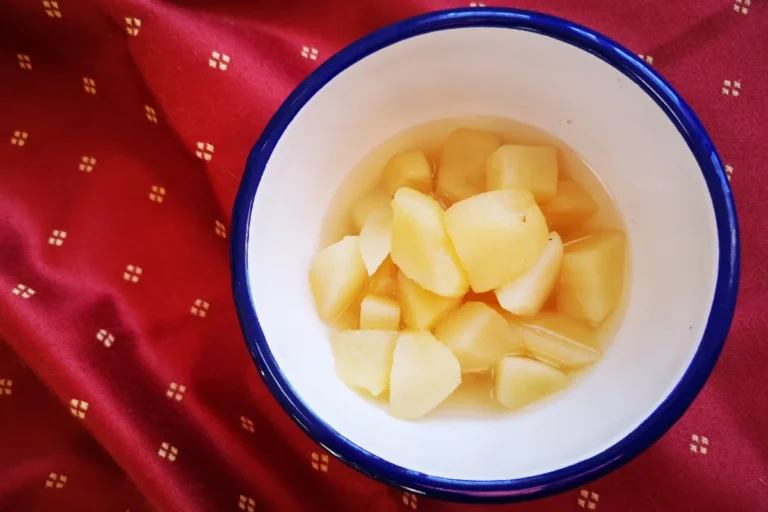 Compota de pera casera aromática con canela servida en bol, receta digestiva sin azúcar añadido