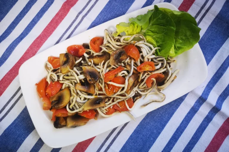 Gulas salteadas con champiñones, tomates cherry y ajo, receta ultra ligera y rápida
