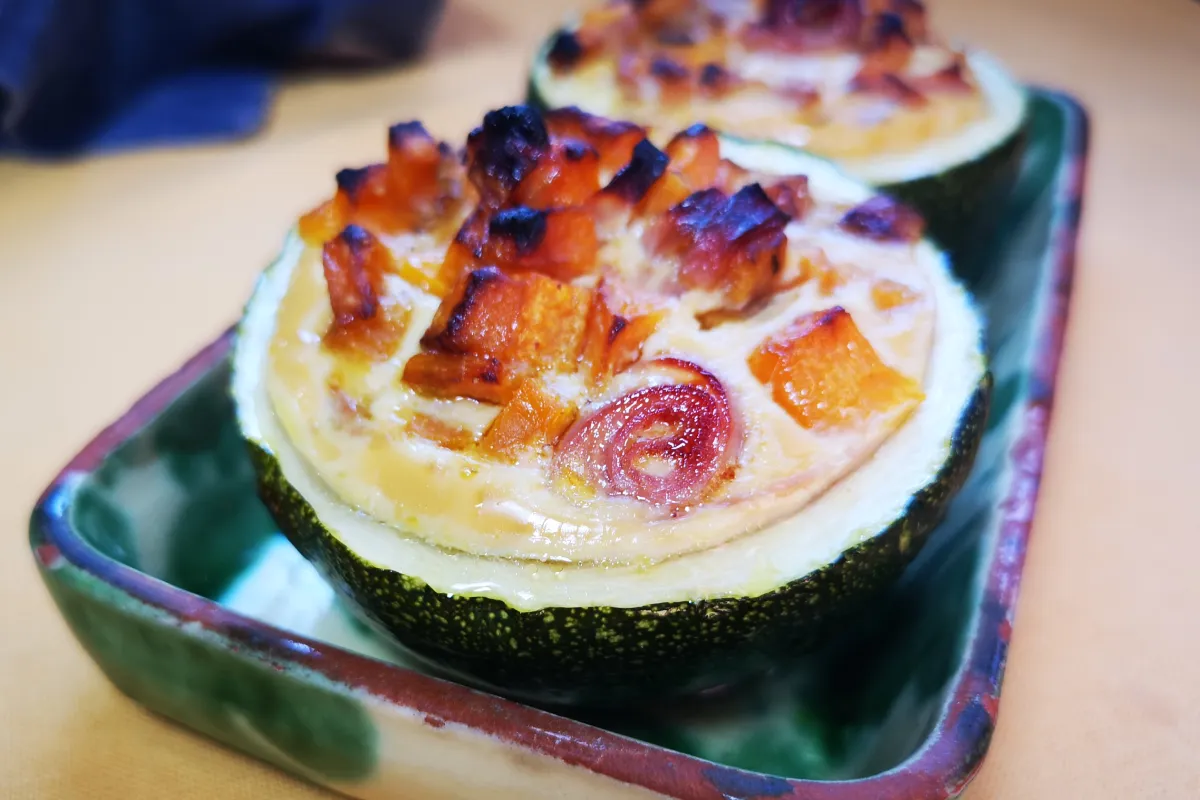 Quiche de calabacín redondo relleno de calabaza, cebolla y jamón sin harina, versión light baja en carbohidratos