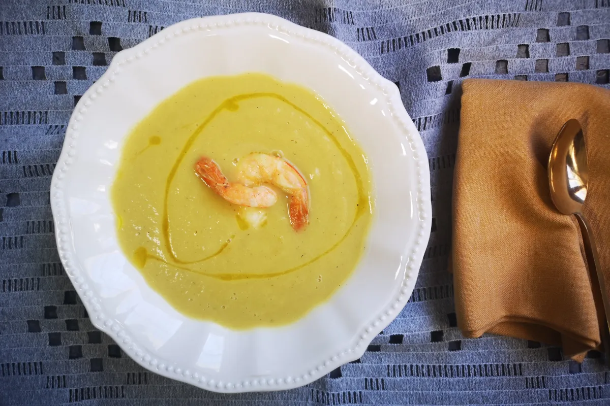 Bol de sopa crema de coliflor con toque de azafrán, manzana y langostinos, receta gourmet baja en calorías