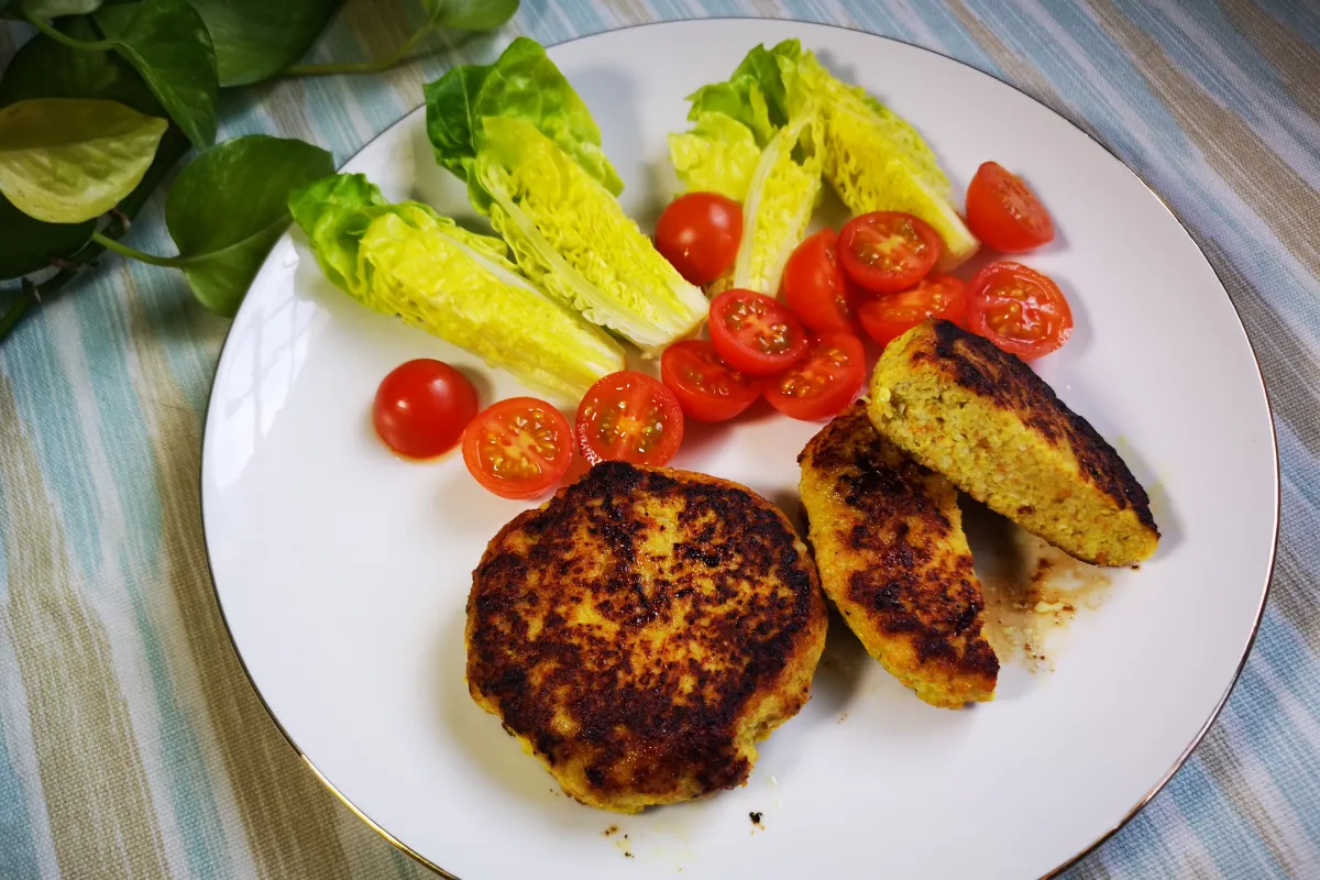 Hamburguesa casera de pollo con verduras, esponjosa, sabrosa, opción light y saludable para niños