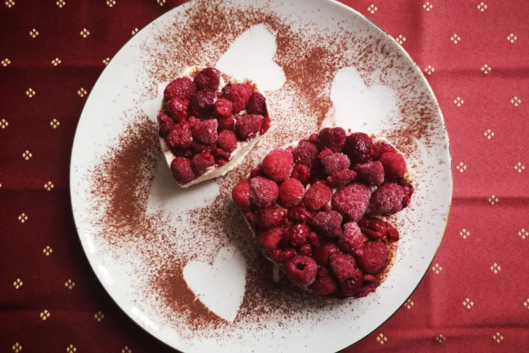 Crema fría de queso fresco con frambuesas y base de frutos secos, postre sin horno ni azúcar añadido