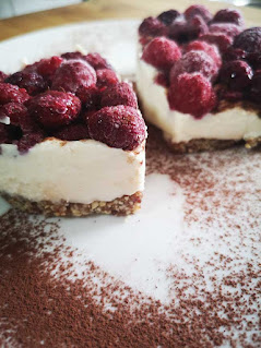 tarta fría de queso con forma de corazón
