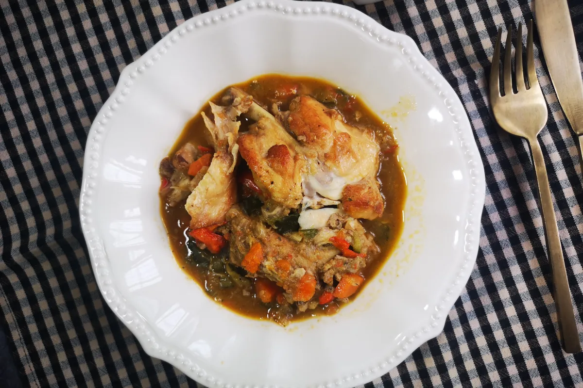 Estofado de conejo con zanahoria, calabacín y pimiento, plato tradicional bajo en grasa