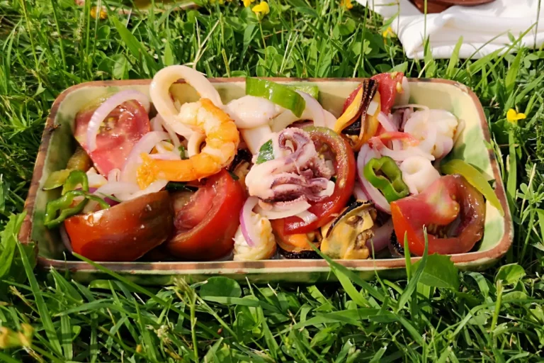 Salpicón de mariscos con gambas, mejillones y calamar, tomate, cebolla y pimientos, ensalada fría de verano
