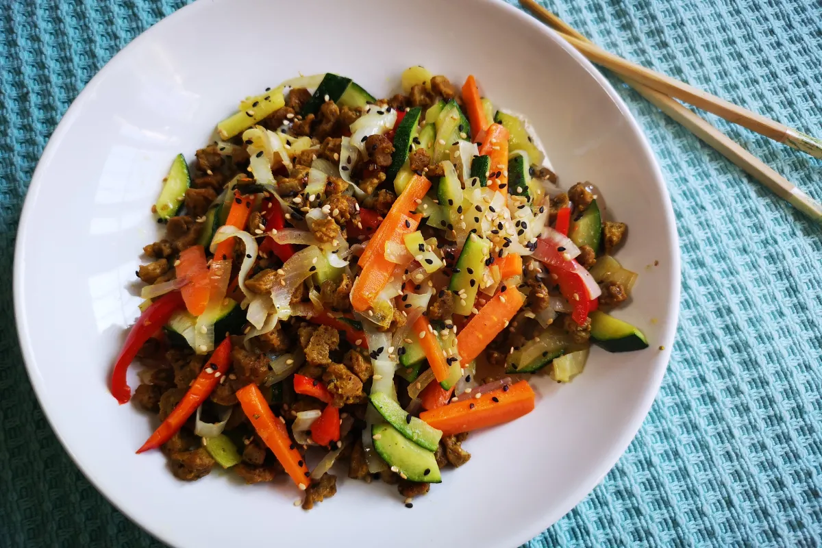 Wok de verduras salteadas con soja texturizada, receta vegetariana alta en proteína