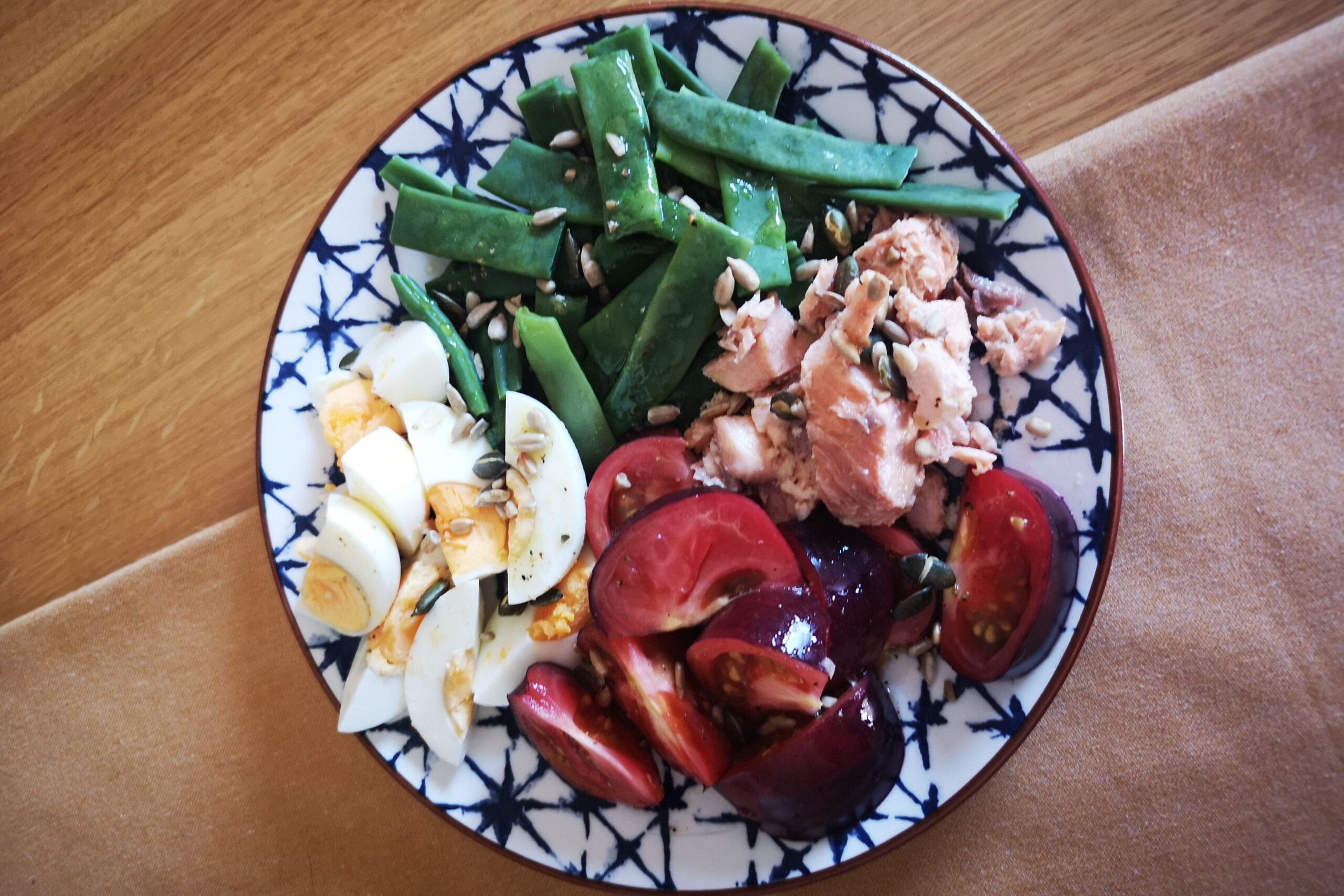 Ensalada Niçoise con atún, judías verdes, huevo duro y tomate, plato francés completo alto en proteína y omega-3