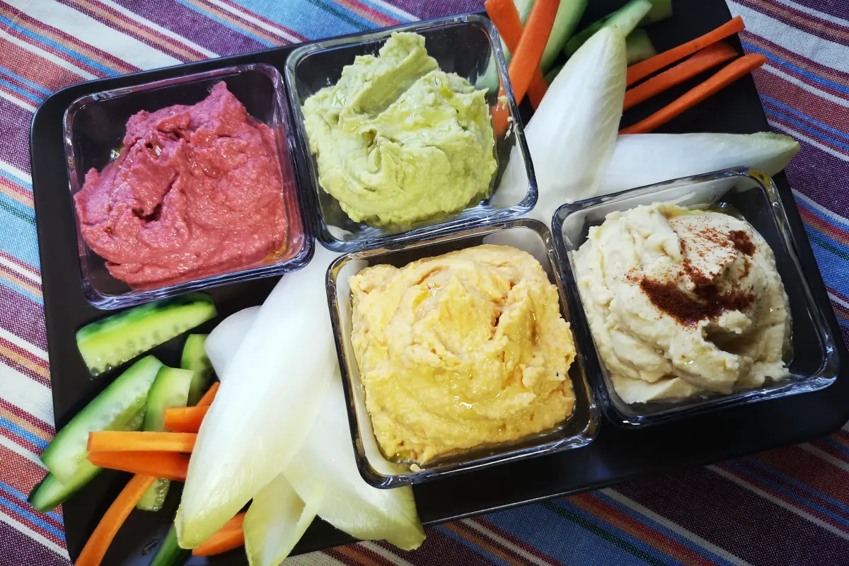 Hummus tricolor de aguacate, remolacha y zanahoria con crudités de verduras frescas, aperitivo saludable light
