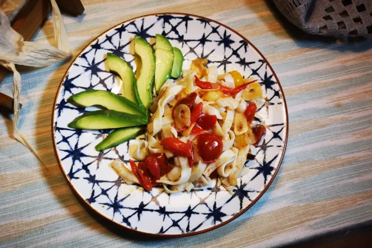 Tallarines de surimi salteados con cherrys al ajillo y acompañado con aguacate laminado