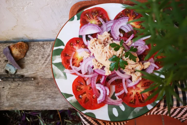 Ensalada tomate atún cebolla morada vinagreta limón refrescante verano cena ligera proteína omega3 bajo calorías