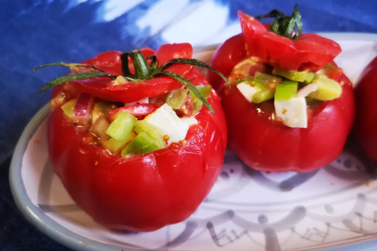 Tomates rellenos de aguacate, queso fresco, cebolla y pimiento, ensalada fría sin cocción para verano