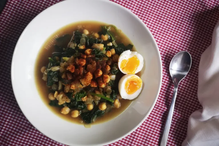 Cocido de garbanzos con espinacas frescas y huevo duro, plato rápido en 15 minutos