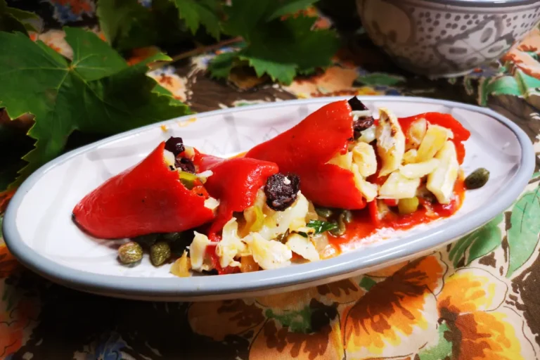 Pimientos del piquillo rellenos de bacalao con aceitunas alcaparras y verduras, cena ligera mediterránea