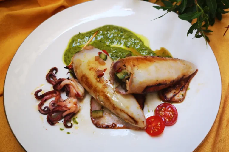 Calamares rellenos de verduras con mojo de ajo y perejil, plato de marisco bajo calorías a la sartén