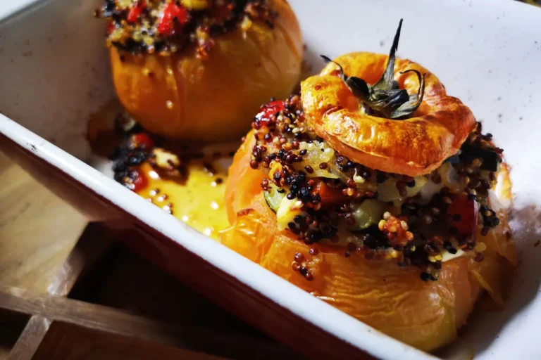 Tomates rojos rellenos de quinoa con verduras y queso fresco gratinados al horno, receta vegetariana completa