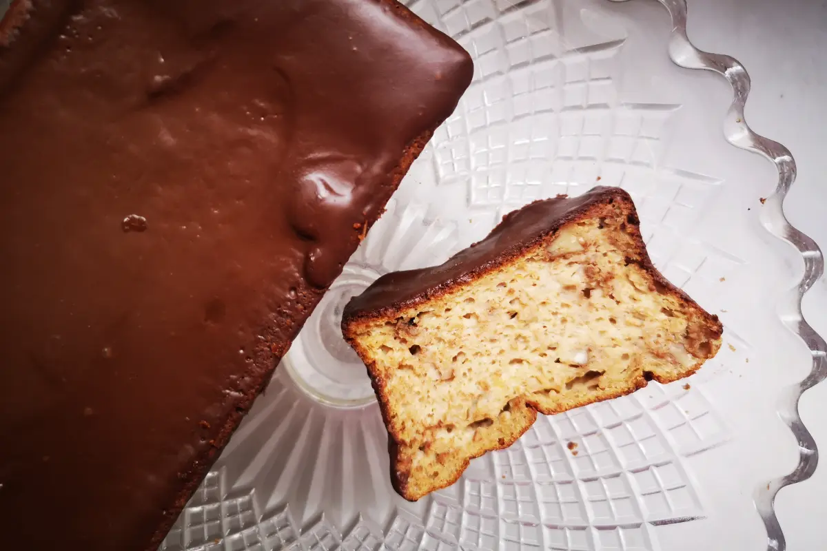 Bizcocho casero de avena y manzana bañado en chocolate negro, bajo en calorías con fibra alta y sin azúcar refinado