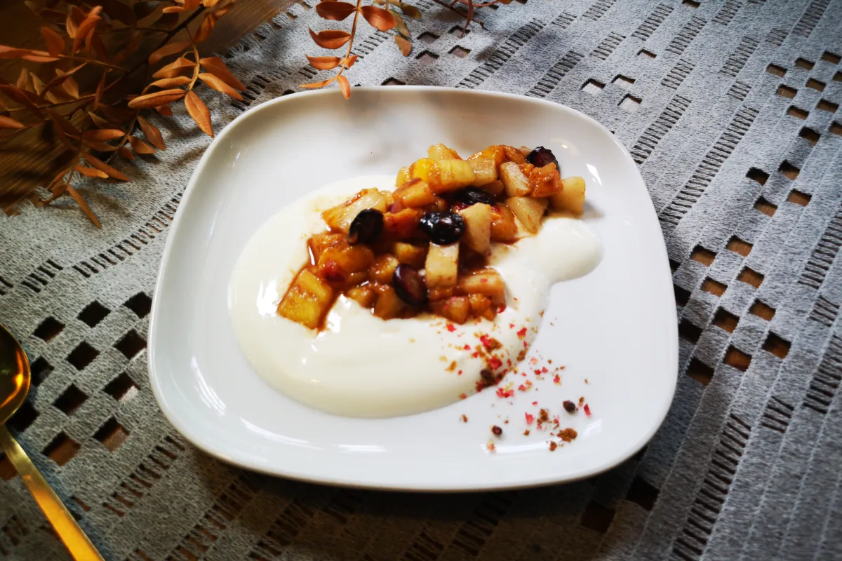 Frutas especiadas con yogur natural postre light digestivo con pera piña manzana arándanos canela jengibre