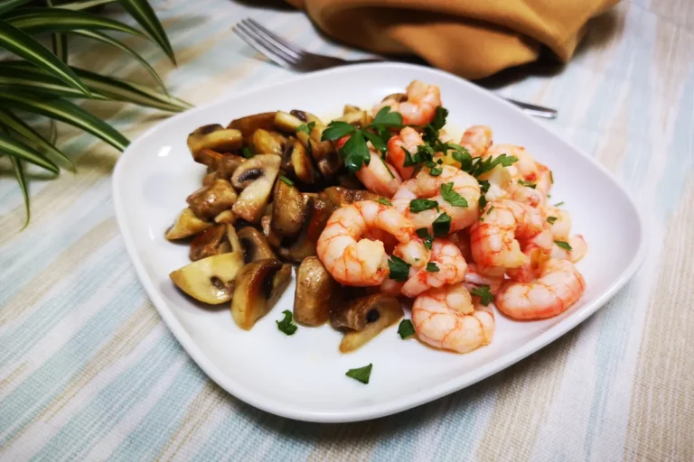 Champiñones salteados con gambas al ajillo y perejil fresco, cena ligera bajo calorías