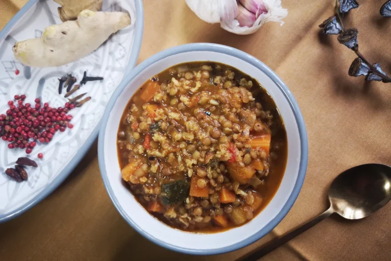 Dal de lentejas rojas con verduras, leche de coco y especias indias, plato vegano cremoso y aromático