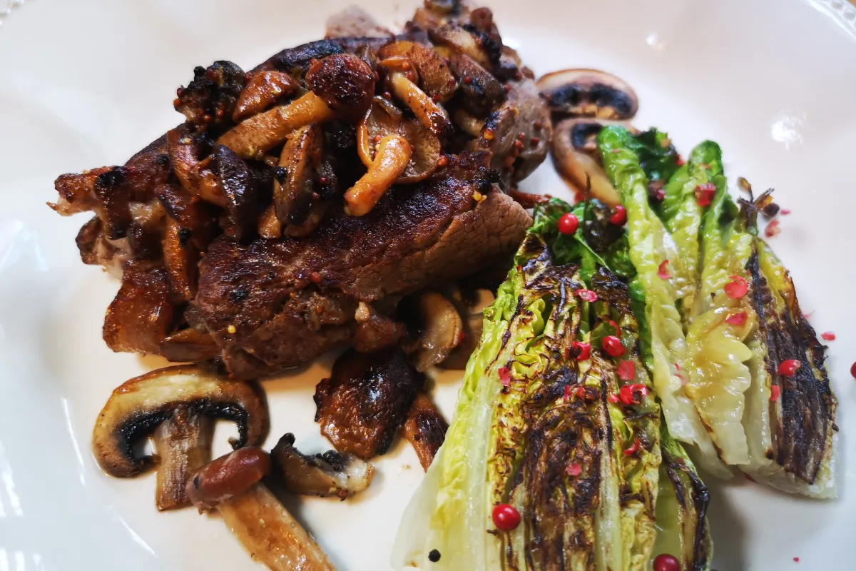 Filete de ternera a la plancha con salsa de setas estragón y cogollo Tudela, proteína alta hierro zinc B12
