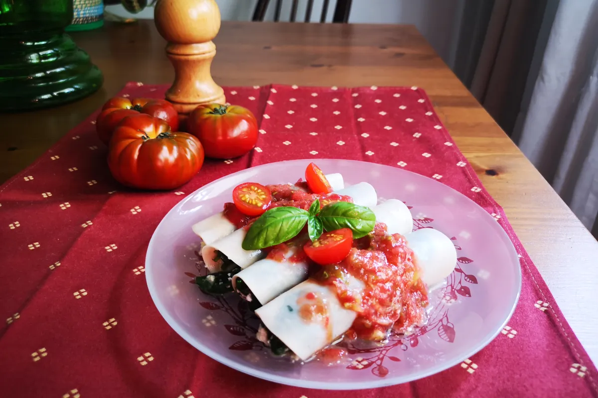 Canelones de pavo rellenos espinacas queso cremoso con salsa fresca tomate albahaca, cena ligera sin pasta