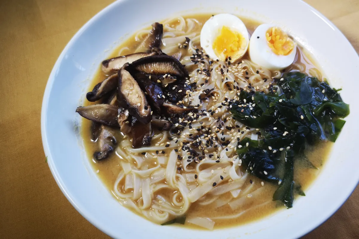 Miso ramen japonés con fideos arroz algas wakame huevo duro setas shiitake, sopa nutritiva probiótica