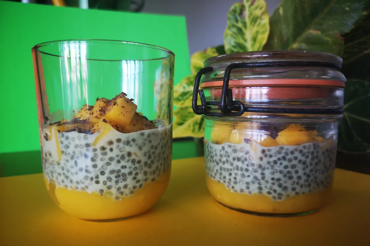 Cremoso de mango con té matcha verde y semillas de chía en capas, postre sin lactosa ni azúcar añadido
