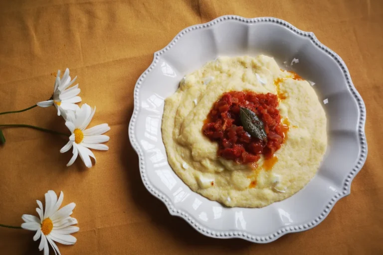 Polenta cremosa con queso fresco Burgos y salsa de tomate casera, plato sin gluten express energía