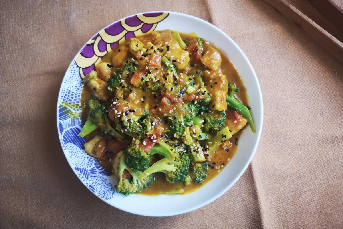 Pollo al curry amarillo con leche de coco y brócoli, plato cremoso rico en cúrcuma antiinflamatoria