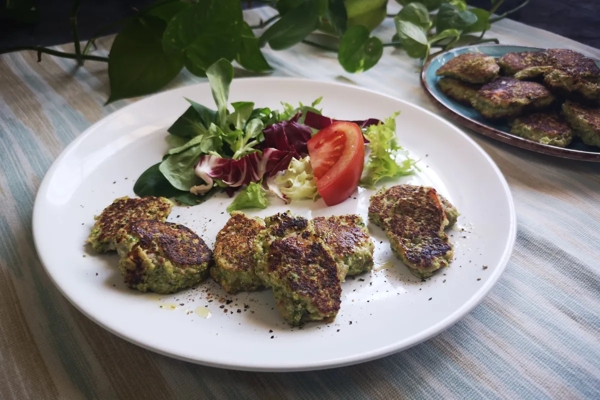 Bocaditos brócoli champiñones tortitas verduras huevo ensalada, cena ligera vegetariana vitamina C fibra