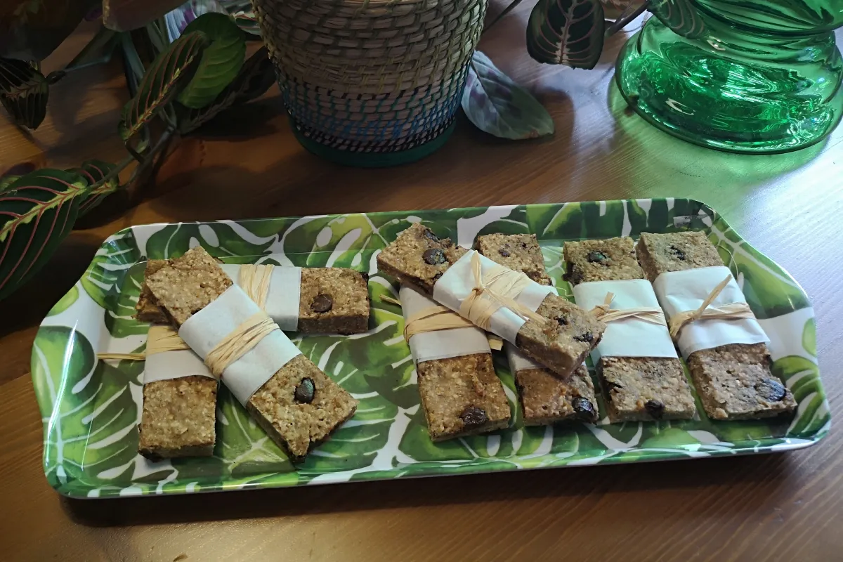 Barritas energéticas caseras de avena sin gluten con plátano maduro y chocolate 85%, tentempié saludable
