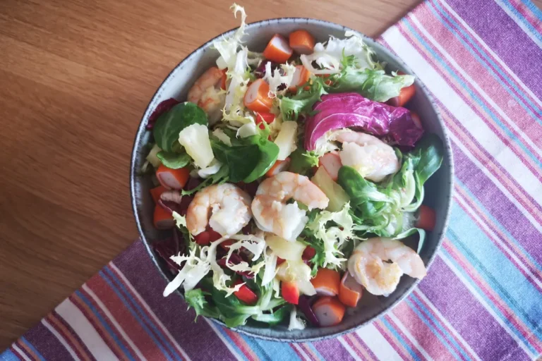 Ensalada tropical fresca con gambas, piña, surimi y rúcula, explosión de sabores