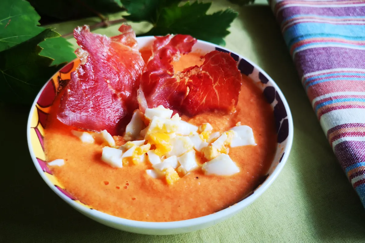 Salmorejo light sin pan con tomate manzana huevo duro crujiente jamón serrano cena ligera refrescante verano