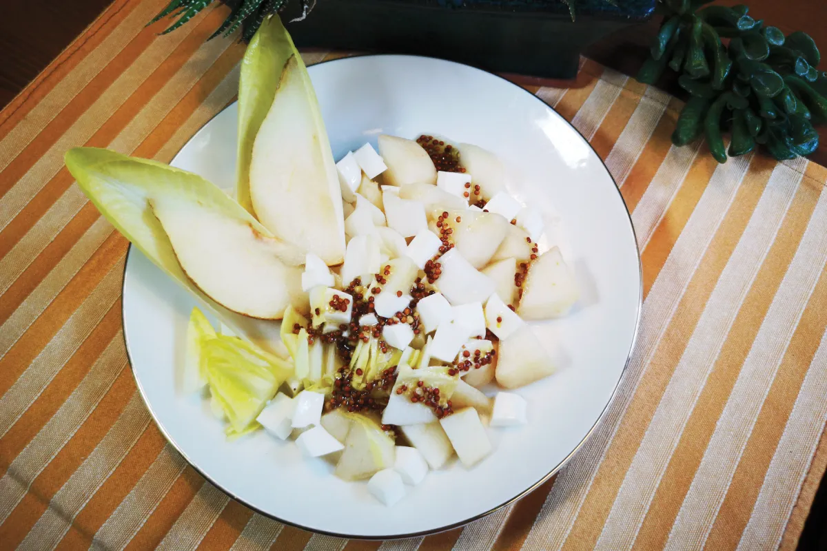 Ensalada fresca de endivias con pera dulce y queso fresco, vinagreta de mostaza antigua, plato ligero y equilibrado
