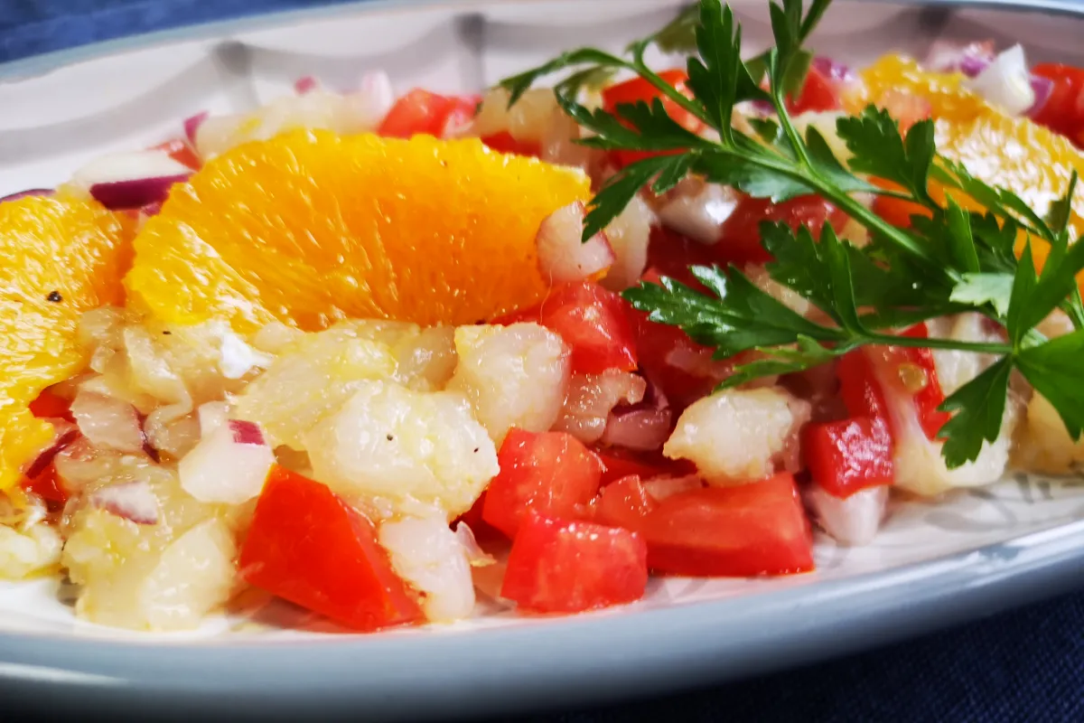 Ensalada catalana de bacalao desmigado con naranja fresca y cebolla morada, plato mediterráneo ligero