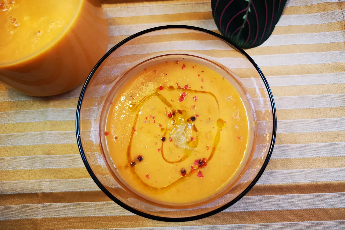 Gazpacho exótico crema fría de tomate aguacate agua coco jengibre picante, sopa refrescante verano